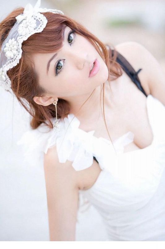 漂亮女孩白色短裙秀性感翘臀写照