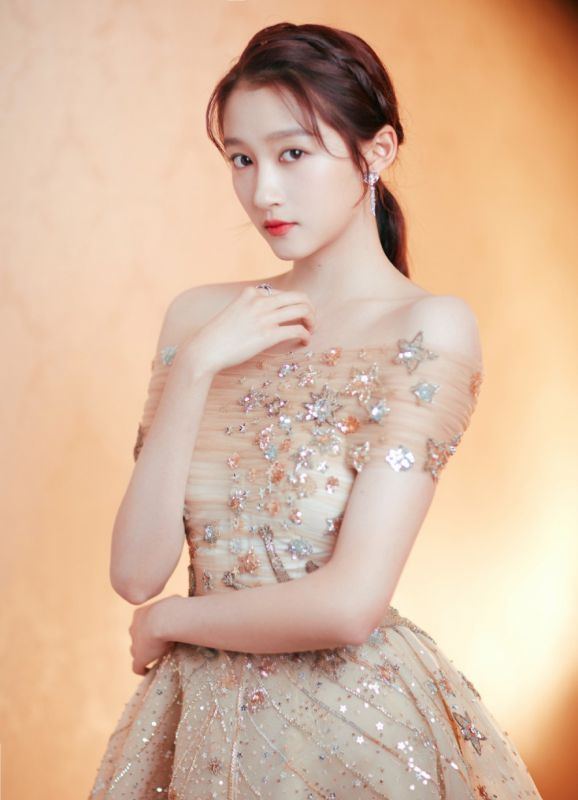 邻家气质少女关晓彤精致礼裙养眼明星写真