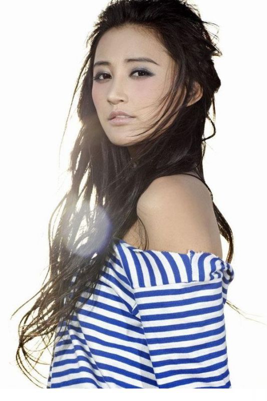 张歆艺性感写真尽显小女人风情
