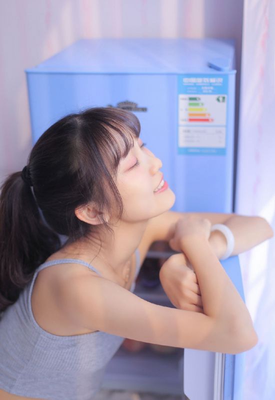 马尾辫清纯少女私房长腿吊带性感香肩写真