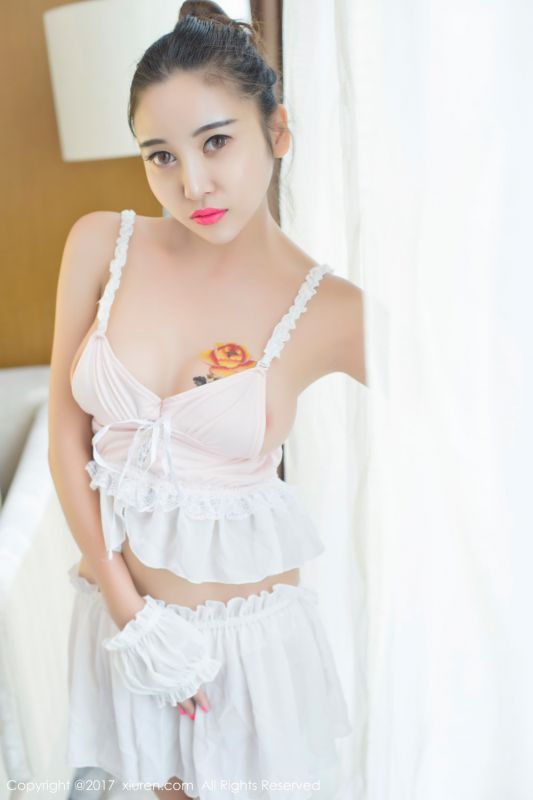 秀人网美女李梓熙私房内衣写真秀丰满美乳