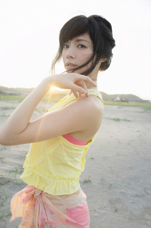 日本90后美女松川佑依子清新外拍