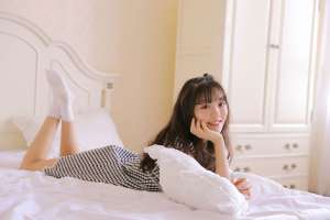 甜美女孩私房床上撩裙萝莉诱惑写真