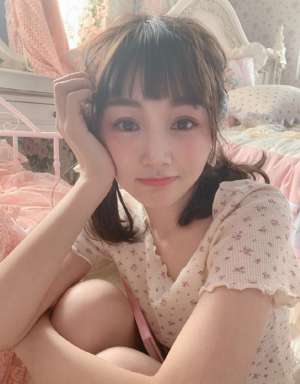 极品美女萝莉私房吊带内衣床上翘臀风骚火辣性感写真