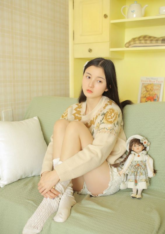 五官清秀美女居家长腿翘臀清纯氧气唯美写真图片