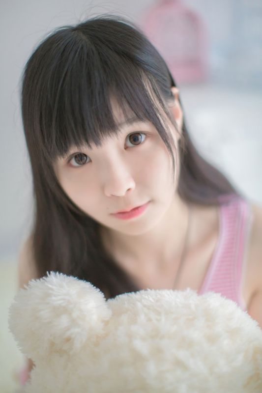 邻家女孩白皙美乳私房漏泄春光乳沟诱惑写真