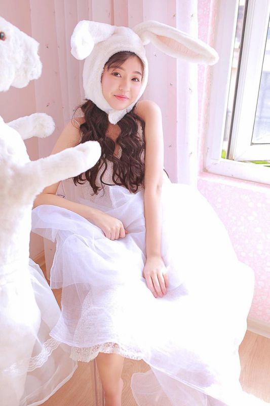 粉嫩萌妹子公主闺房养眼迷人写真