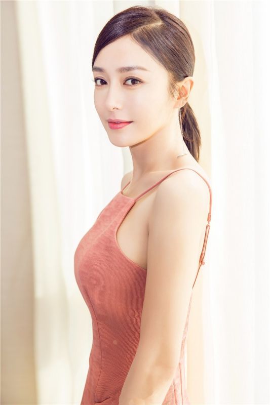 秦岚闺房肚兜裙香肩火辣性感吊带美女明星写真