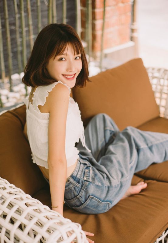 脾气倔强小美女牛仔裤玉足清爽性感乳沟写真
