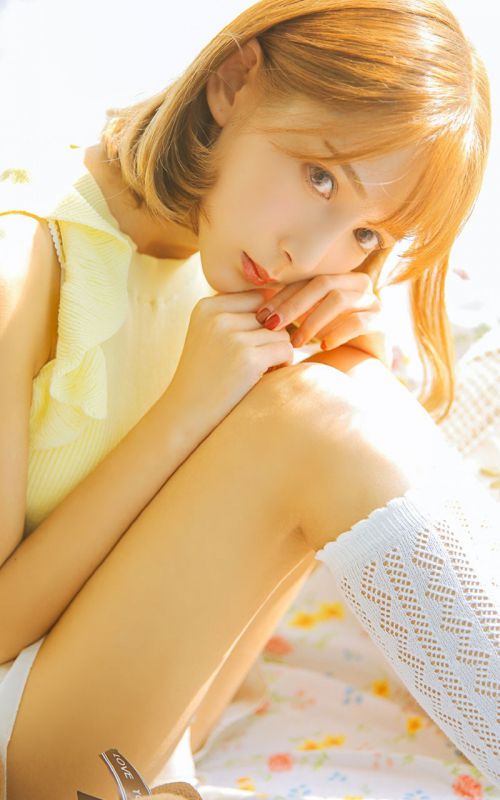 混血金发美少女白丝美腿诱人床照私房冷艳写真