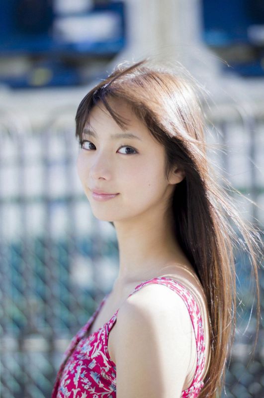 日本氧气美女清纯白皙街头养眼邻家气质写真图片