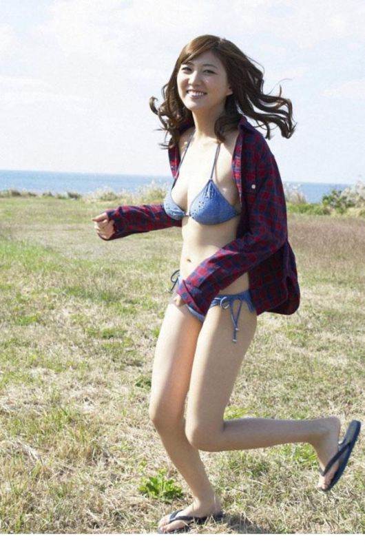 美少女岩崎名美比基尼诱惑户外写真