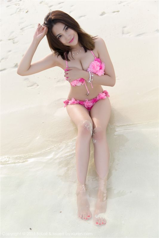 超性感美女许诺Sabrina演绎沙滩比基尼诱惑