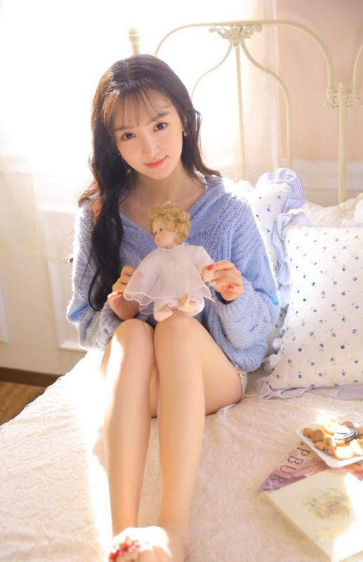 露香肩长发美女诱人白嫩身材内衣泄漏床照宅福利写真