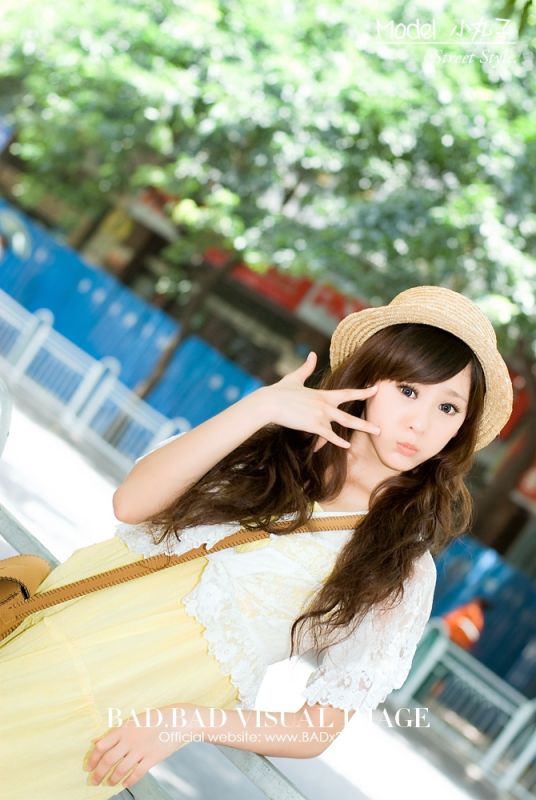 可爱美女街头迷人写真照
