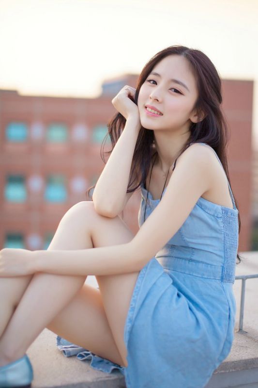 清纯长发美女天台唯美写照