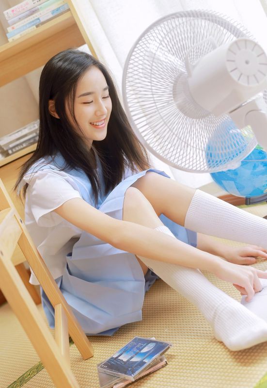 日本清纯学生妹白丝美腿居家性感制服诱惑写真