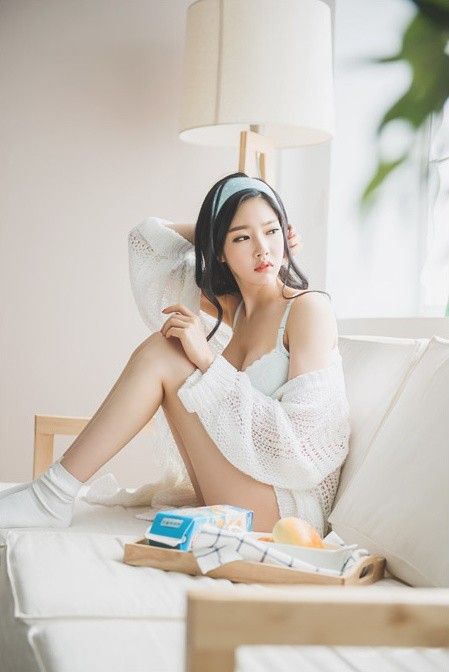 时尚气质韩国美女短发丰韵酥胸写真