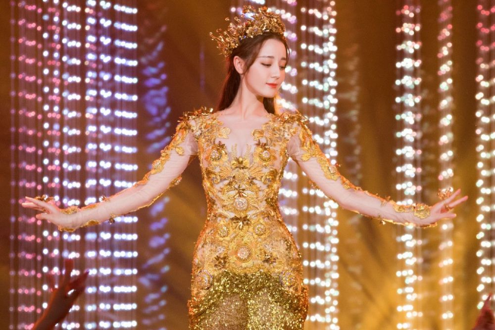 性感女神迪丽热巴长裙优雅吸晴风骚明星图片