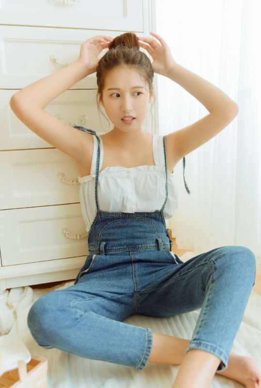 韩国牛乳女孩牛仔裤白嫩素人写真图片
