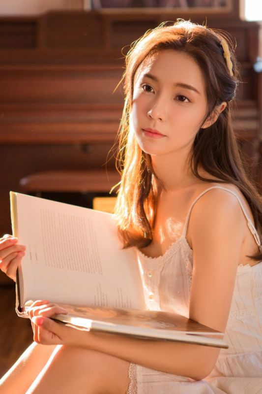 千金名媛大胸小姐吊带白裙优雅唯美笑容写真