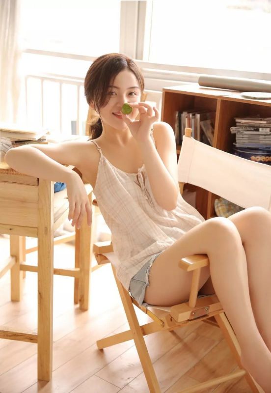 美女少妇酥胸爆乳吊带短裙私房诱人性欲写真图片