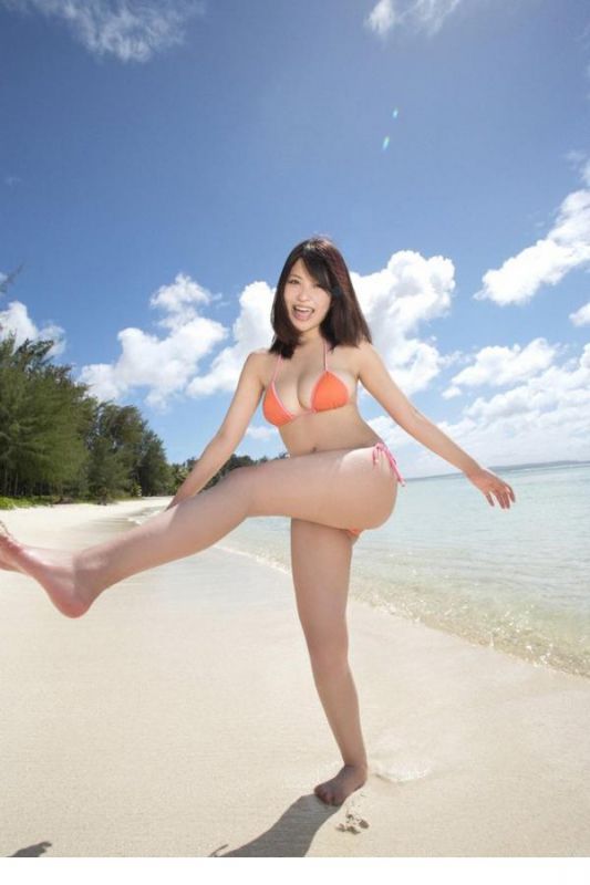 爆乳美女演绎沙滩比基尼诱惑