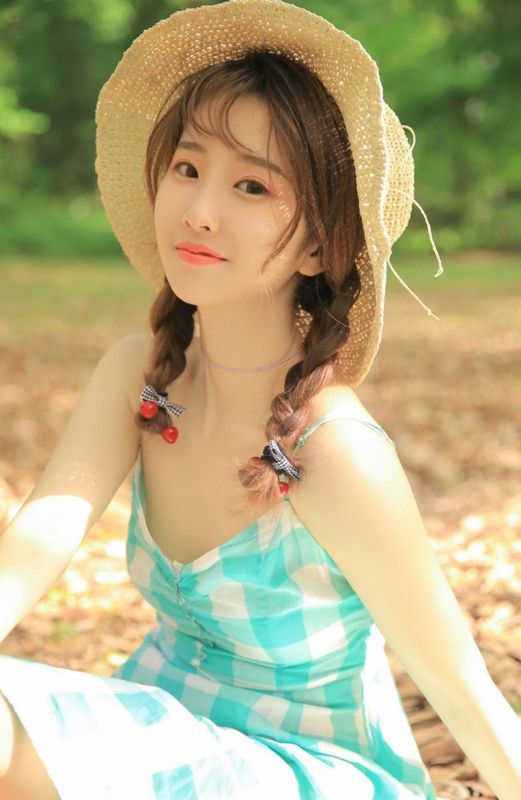 麻花辫美女户外吊带酥胸年轻的萝莉阿姨诱惑写真