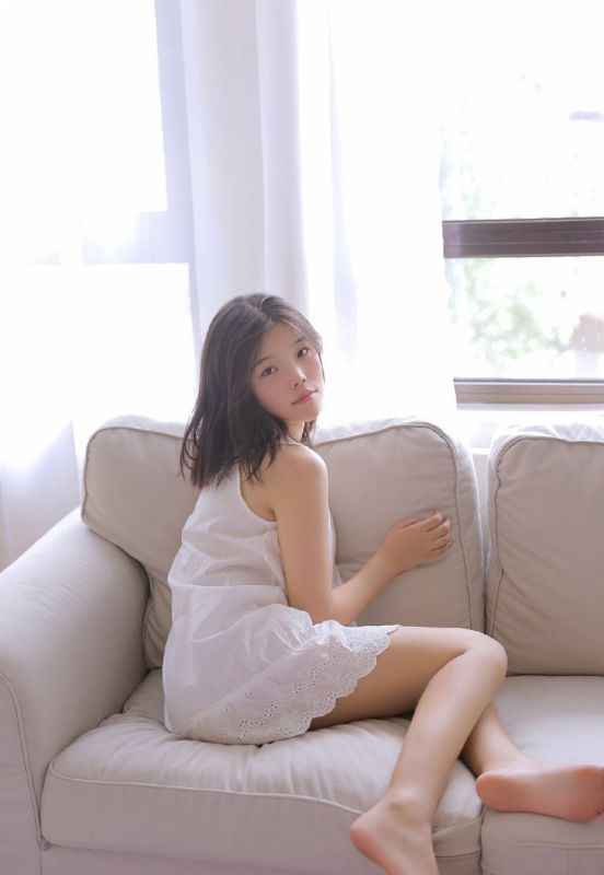 日系清纯少女私房长发唯美性感写真图片