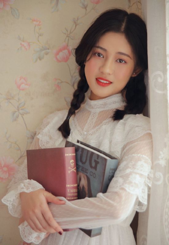 麻花辫美女吊带酥胸美乳清纯人体诱惑写真图片