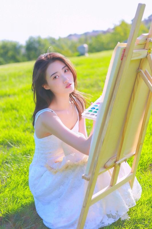 阳光下长发女神气质长裙梦幻天使写真图片