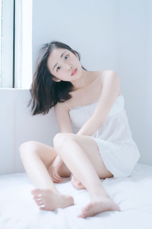 清纯素人性感香肩锁骨酥胸短裙写真