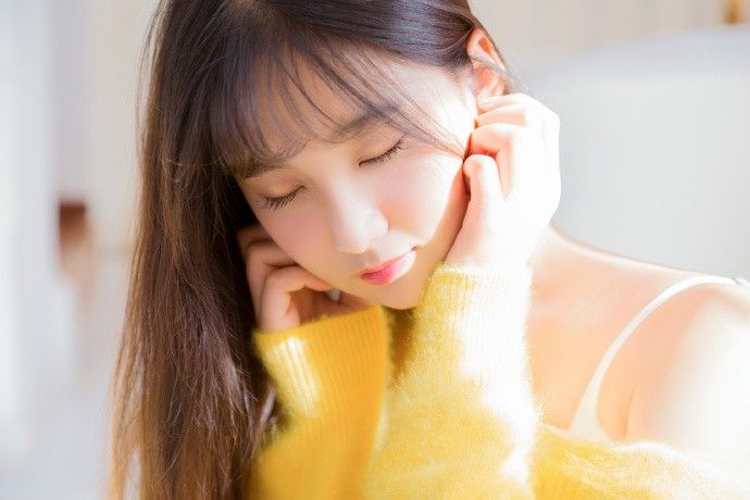 清纯长发女孩氧气养眼销魂眼神邪魅写真
