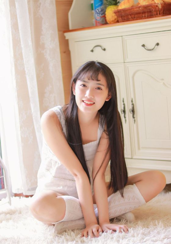 白嫩黑长直御姐私房长腿诱惑写真