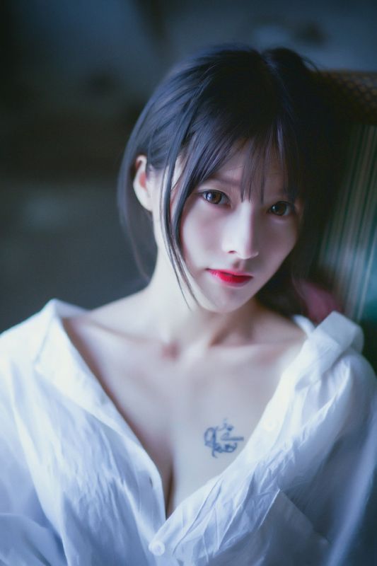 娇气不良辣妹香艳白皙美乳热裤长腿写真图片