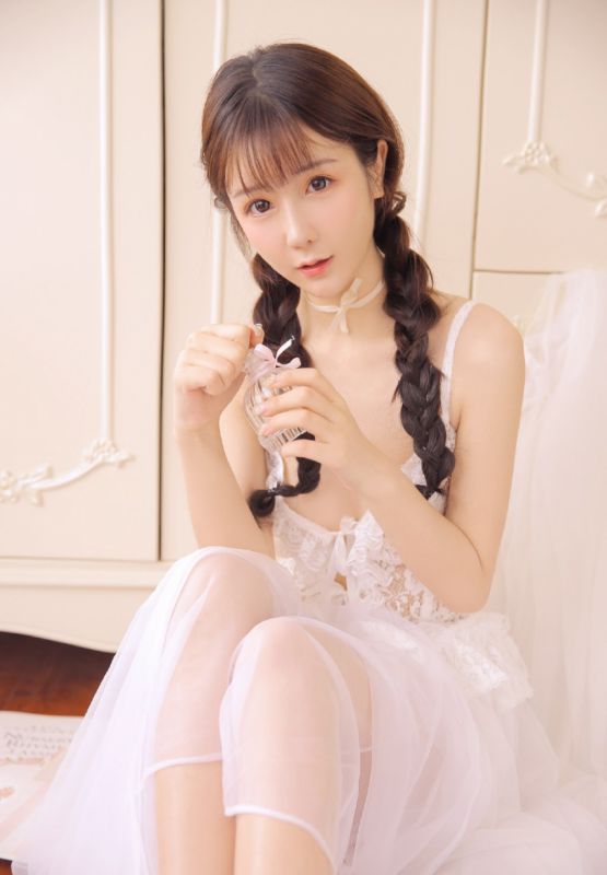 奶油小妹吊带睡裙白嫩肌肤诱人女孩写真