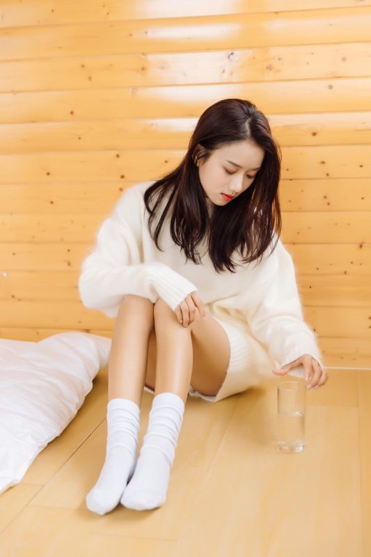 床上小嫩妹清新美女模特长腿玉足性感写真图片