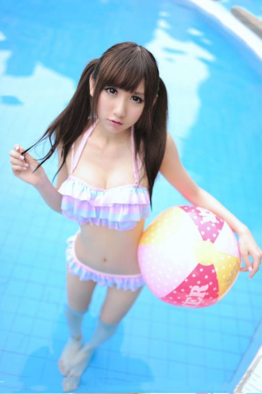 90后美女泳池比基尼诱惑写真集