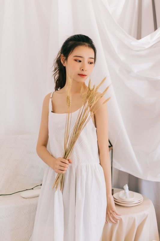 日本长相甜美萝莉私房酥胸吊带性感写真
