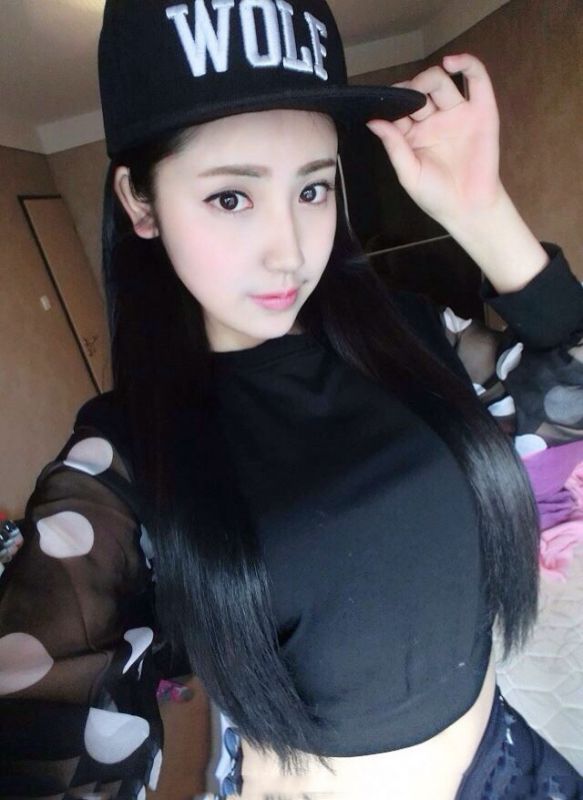 宅男女神戴予桐性感大胸自拍照