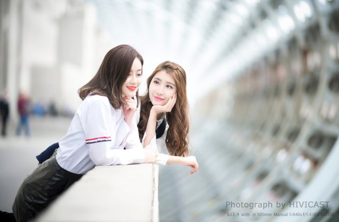 街头美女长腿翘臀超短裙漂亮闺蜜性感写真