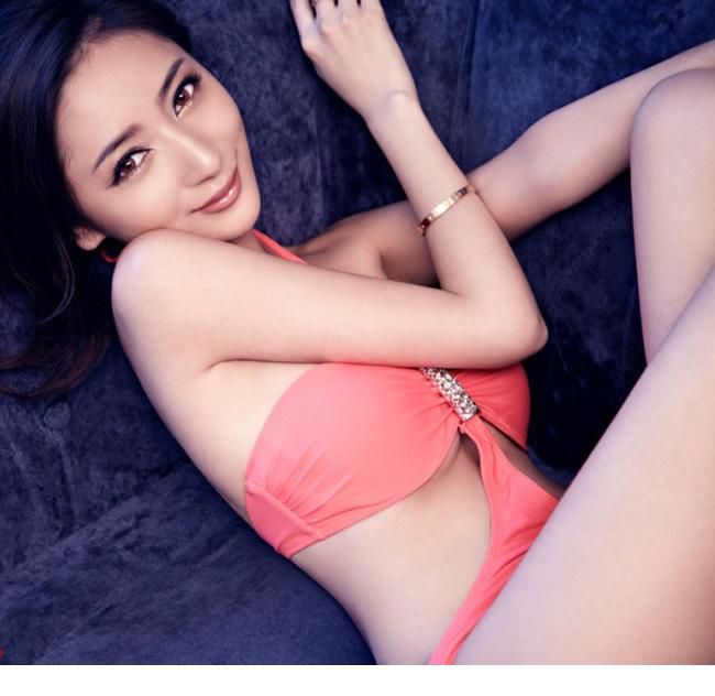 妖娆美女沙发比基尼秀