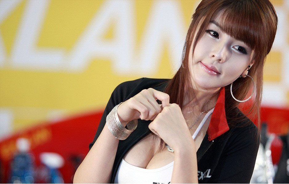 韩国女星李智友车展性感美胸诱惑写真