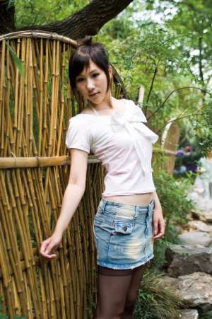甜美女孩户外黑丝高清写真