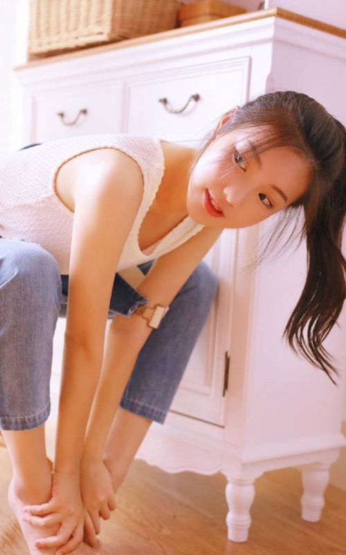 网络美女主播私房性感居家内衣酥胸诱惑写真