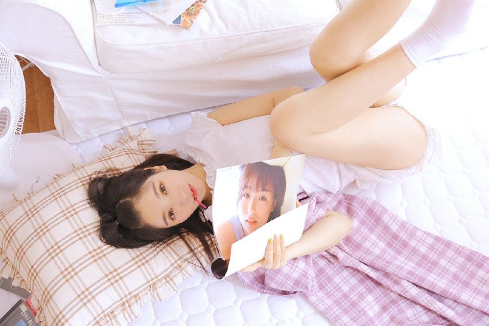 00后小辫子少女居家蛋糕奶油舔嘴可爱诱惑写真