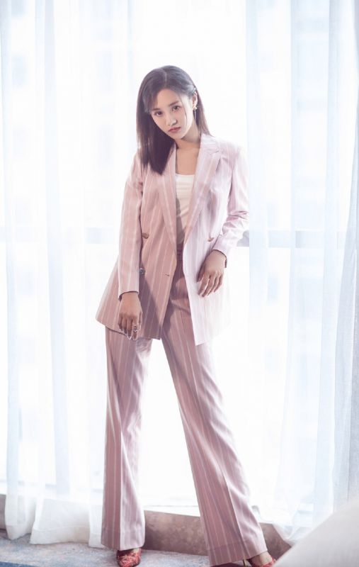 西装美女明星安悦溪帅气潇洒个人写真图片