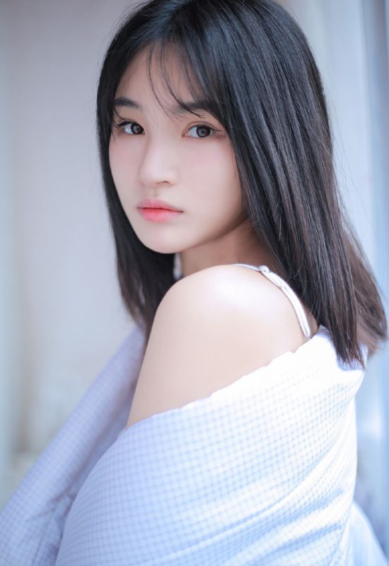 长发吊带睡衣少女清新养眼私房氧气写真