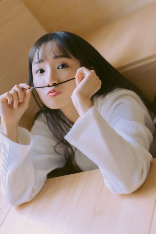 90后少女真空无内惹火惊艳甜美女孩写真