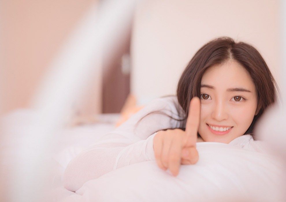 酥胸素人美少女白嫩惹火曲线性感写真